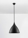 Lampa wisząca Chayanta 3xE27 w kolorze czarnym, o kształcie stożkowym, zawieszona na cienkim kablu. Posiada matowe wykończenie. Produkt prezentowany na jednolitym tle.