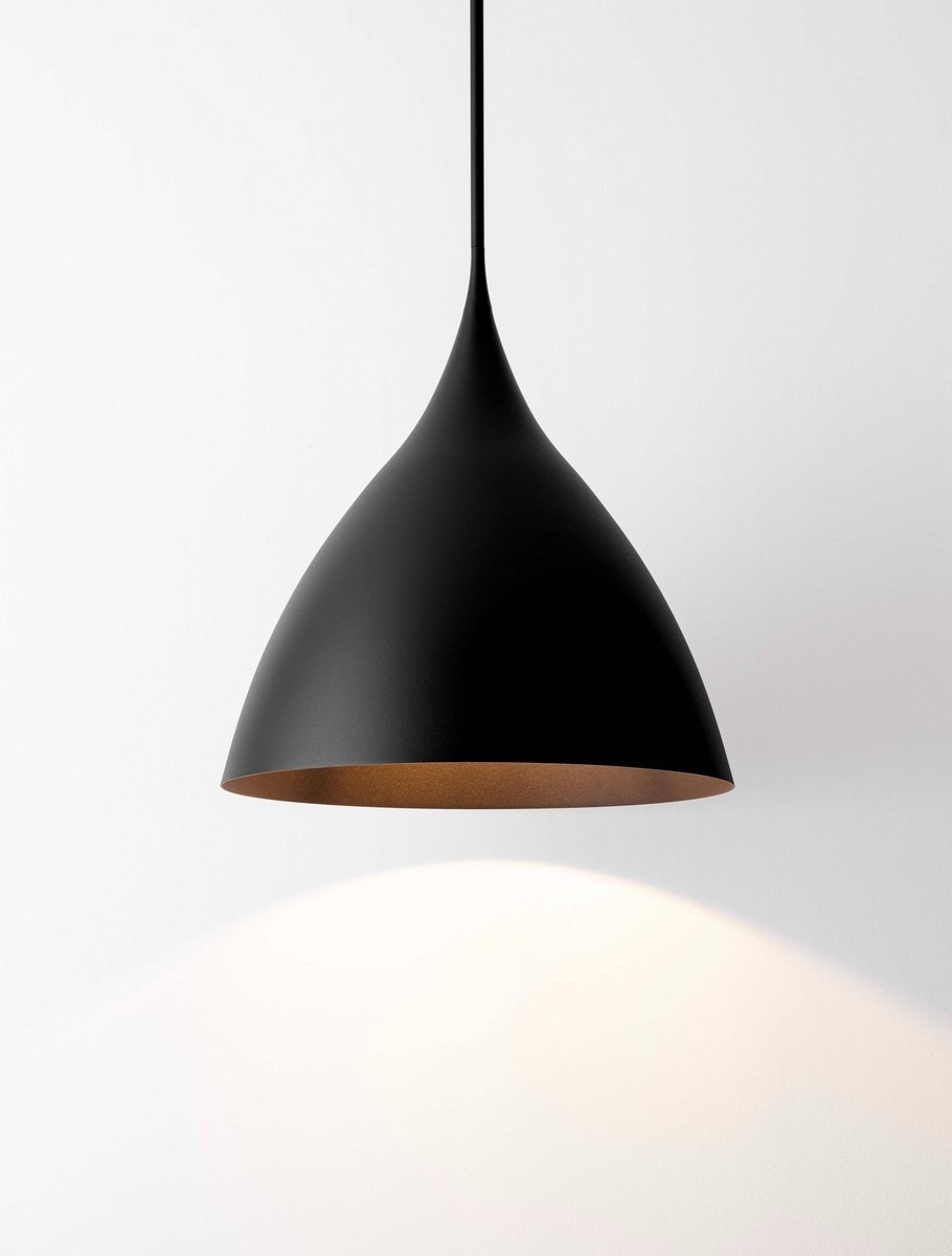 Lampa wisząca Chayanta 3xE27 w kolorze czarnym, o opływowym kształcie z matowym wykończeniem i złotym wnętrzem. Zawieszona na cienkim przewodzie, emitująca jasne światło. Tło białe, minimalistyczne.