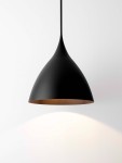 Lampa wisząca Chayanta 3xE27 w kolorze czarnym, o opływowym kształcie z matowym wykończeniem i złotym wnętrzem. Zawieszona na cienkim przewodzie, emitująca jasne światło. Tło białe, minimalistyczne.