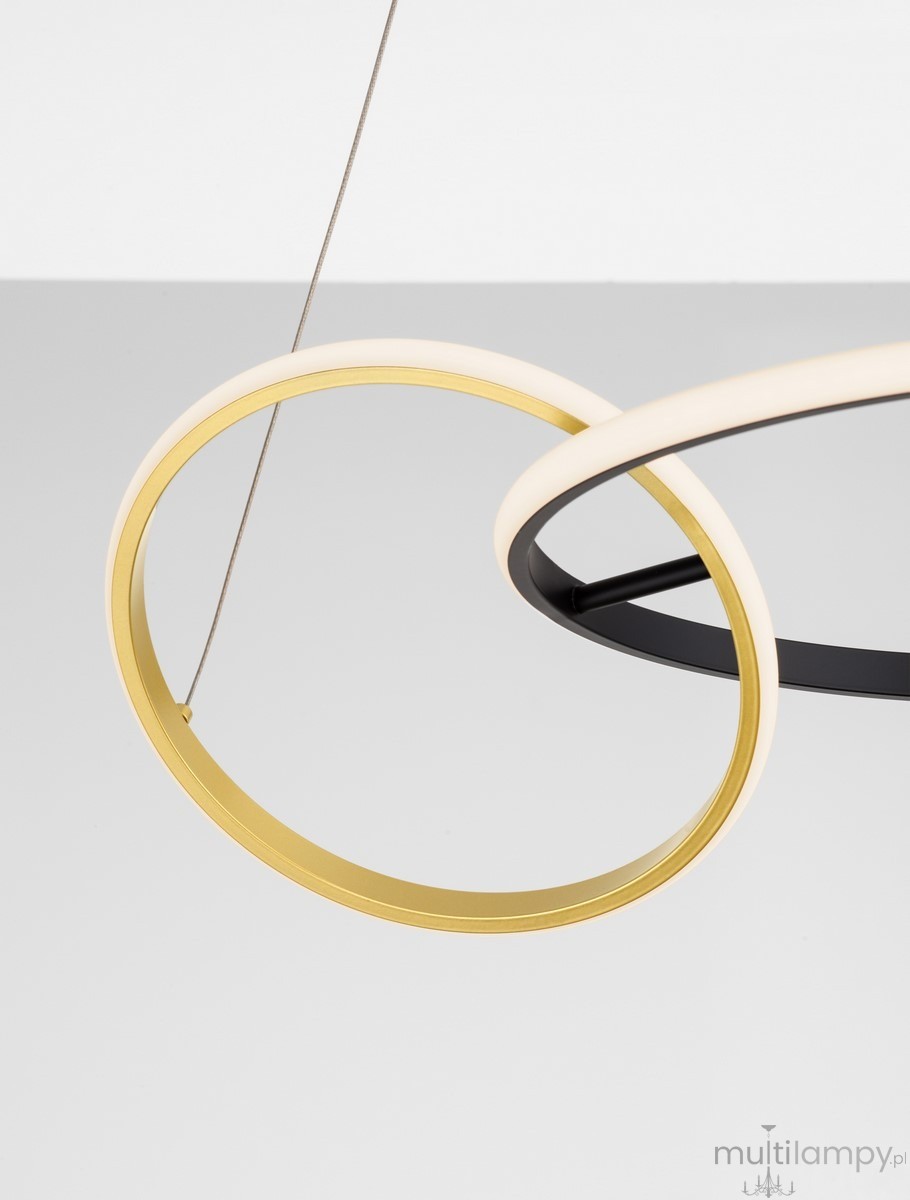 Lampa wisząca Chulumani 2xLED 36W w kolorze czarnym. Konstrukcja składająca się z metalowych okręgów, zewnętrzny w kolorze złotym i wewnętrzny w kolorze białym, zawieszona na cienkim przewodzie. Elegancki design idealny do nowoczesnych wnętrz.