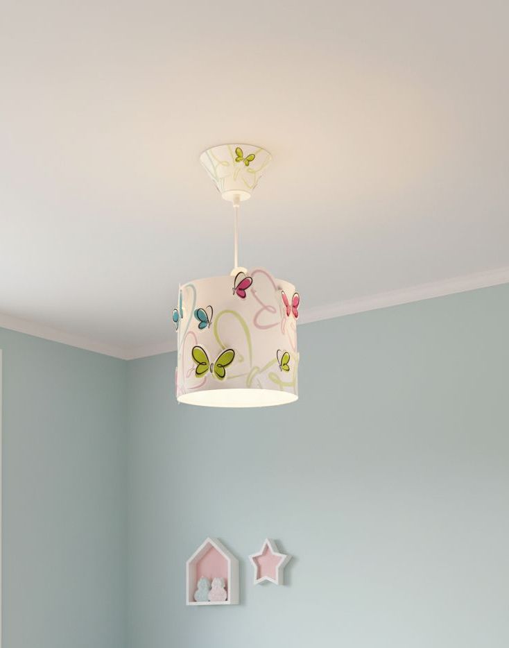 Lampa wisząca Butterfly w kształcie cylindrycznym, z białym abażurem zdobionym kolorowymi motylkami w odcieniach różu i zieleni. Zawieszona na białym przewodzie, umieszczona w jasnym wnętrzu z błękitnymi ścianami.