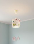 Lampa wisząca Butterfly w kształcie cylindrycznym, z białym abażurem zdobionym kolorowymi motylkami w odcieniach różu i zieleni. Zawieszona na białym przewodzie, umieszczona w jasnym wnętrzu z błękitnymi ścianami.