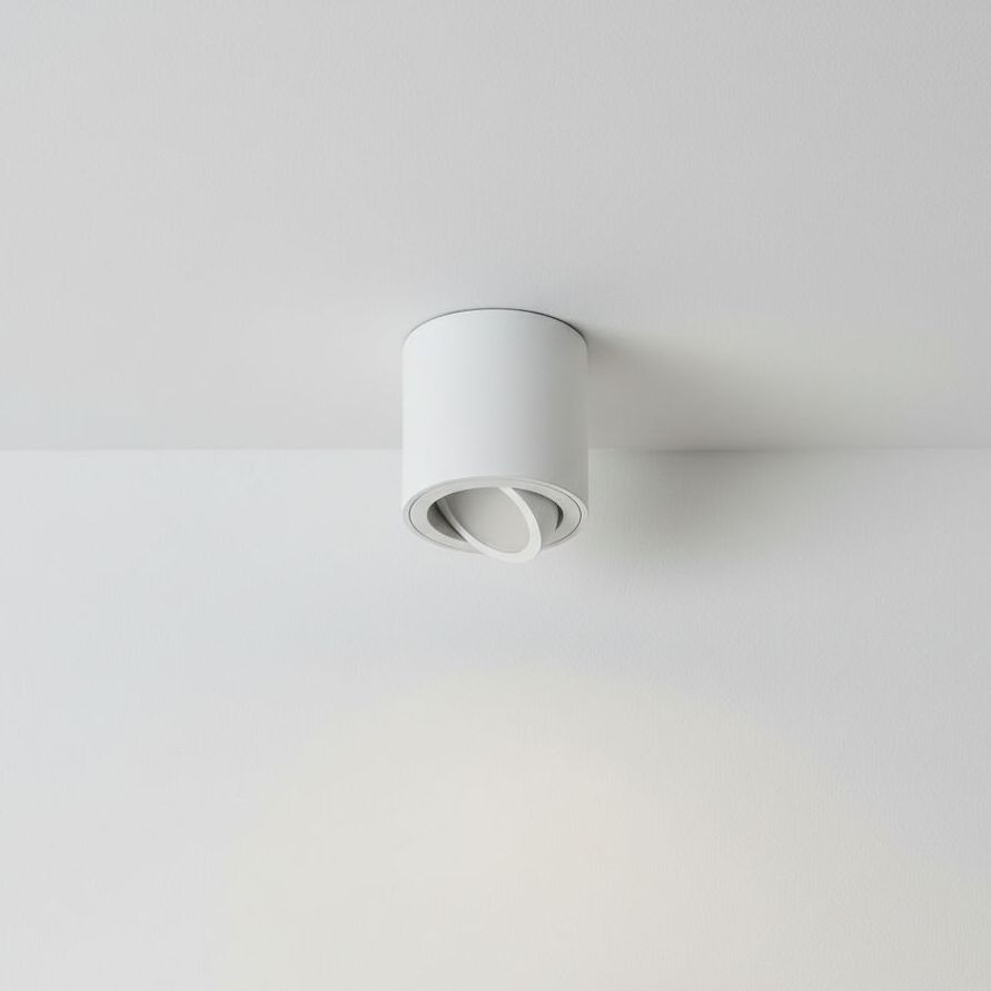 Biała lampa sufitowa Valse Mini w formie tuby, montowana na suficie. Produkt ma cylindryczny kształt, z widocznym okrągłym otworem, umożliwiającym kierunkowanie światła. Prosta konstrukcja na jednolitym tle.