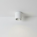 Biała lampa sufitowa Valse Mini w formie tuby, montowana na suficie. Produkt ma cylindryczny kształt, z widocznym okrągłym otworem, umożliwiającym kierunkowanie światła. Prosta konstrukcja na jednolitym tle.