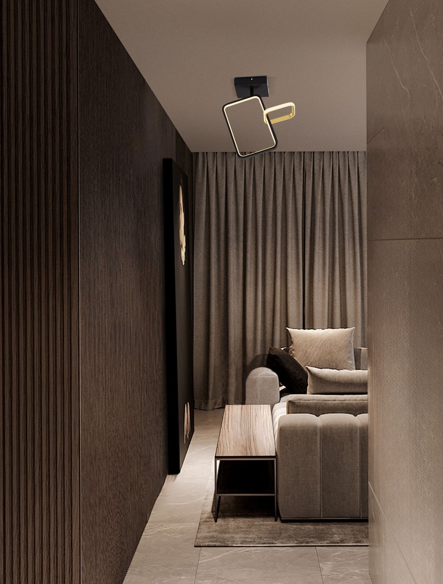 Czarna lampa sufitowa Chulumani 2xLED 30W z prostokątnym, złotym akcentem. Montowana na suficie, z unikalnym kształtem. W tle zasłony i eleganckie meble w stonowanej aranżacji wnętrza.