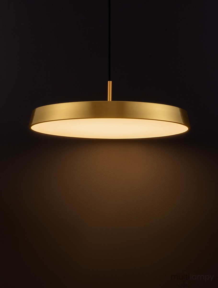 Lampa wisząca Coruna w kolorze czarnym, z okrągłym, płaskim kloszem, wykonana z metalu. Wyposażona w 1 diodę LED o mocy 37W. Zawieszona na cienkim, czarnym przewodzie, prezentuje się nowocześnie na ciemnym tle.