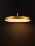 Lampa wisząca Coruna w kolorze czarnym, z okrągłym, płaskim kloszem, wykonana z metalu. Wyposażona w 1 diodę LED o mocy 37W. Zawieszona na cienkim, czarnym przewodzie, prezentuje się nowocześnie na ciemnym tle.