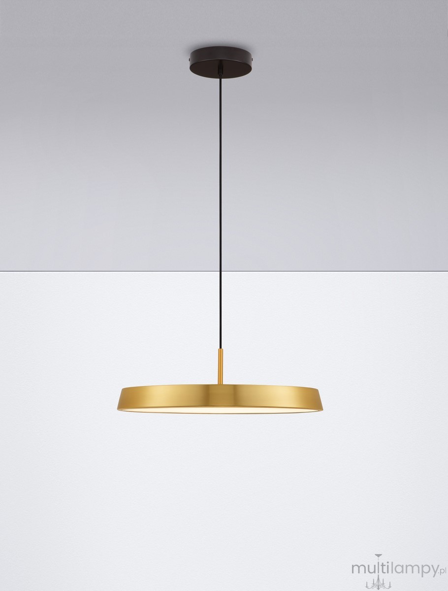 Lampa wisząca Coruna 1xLED 37W w kolorze czarnym, o okrągłym kształcie, zawieszona na cienkim czarnym przewodzie. Posiada metalowy, błyszczący złoty klosz, emitujący światło w dół, na jednolitym, jasnym tle.