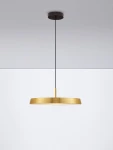 Lampa wisząca Coruna 1xLED 37W w kolorze czarnym, o okrągłym kształcie, zawieszona na cienkim czarnym przewodzie. Posiada metalowy, błyszczący złoty klosz, emitujący światło w dół, na jednolitym, jasnym tle.