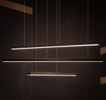 Trio LED lampa wisząca 3-punktowa w kolorze czarnym. Składa się z trzech poziomych, prostokątnych elementów, zawieszonych na cienkich linkach. Oświetlenie emitowane jest z dolnej krawędzi każdego elementu, na ciemnym tle.