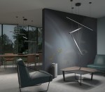 Trio LED lampa wisząca 3-punktowa w kolorze czarnym, z nowoczesnym designem. Umieszczona w salonie, z trzema cienkimi, poziomymi ramionami. Tło stanowi ciemna ściana oraz szklane okna, tworząc elegancką aranżację wnętrza.