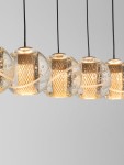 Lampa wisząca Cuyo z pięcioma okrągłymi kloszami w kolorze złotym, wykonana z przezroczystego szkła z bąbelkami powietrza. Ujęcie z przodu, zawieszona na czarnych przewodach, z widocznymi źródłami światła LED 16W.