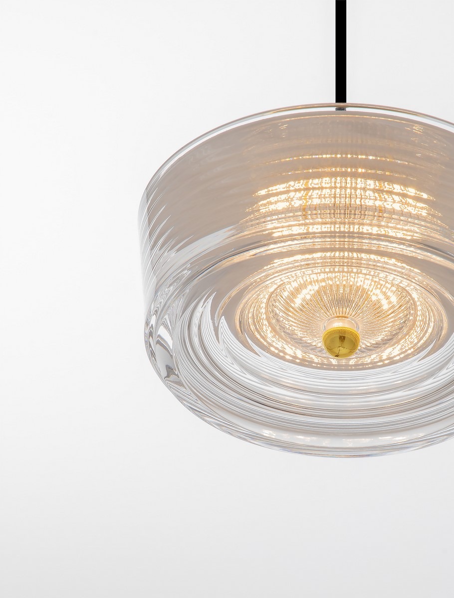 Lampa wisząca Espinar z jedną żarówką LED 6W, z przezroczystym kloszem o falistej fakturze i złotym detalem na górze. Zawieszona na czarnym kablu, widok z dołu, na białym tle.
