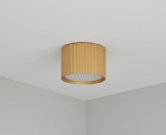 Lampa sufitowa Gisele w kształcie tuby, wykonana z metalowego materiału w odcieniu złotym, z teksturowaną powierzchnią. Zainstalowana na suficie, z okrągłym źródłem światła. Prosta, nowoczesna forma, odpowiednia do różnych aranżacji wnętrz.