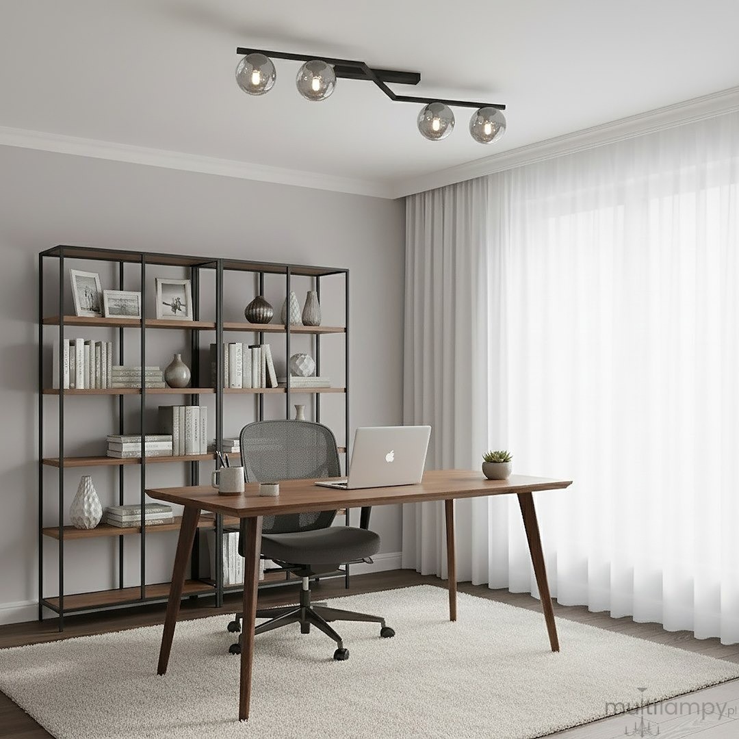 Lampa sufitowa Naton 4xE14 w kolorze czarnym grafitowym, zamontowana na suficie, z czterema przezroczystymi kloszami. Widoczna w nowoczesnym biurze z drewnianym biurkiem i regałem w tle.