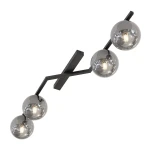 Lampa sufitowa Naton z czterema oprawami na żarówki E14, w kolorze czarnym grafitowym. Posiada kuliste klosze w przezroczystym kolorze, umieszczone na metalowej, zygzakowatej konstrukcji. Ujęcie z boku, w zawieszeniu.