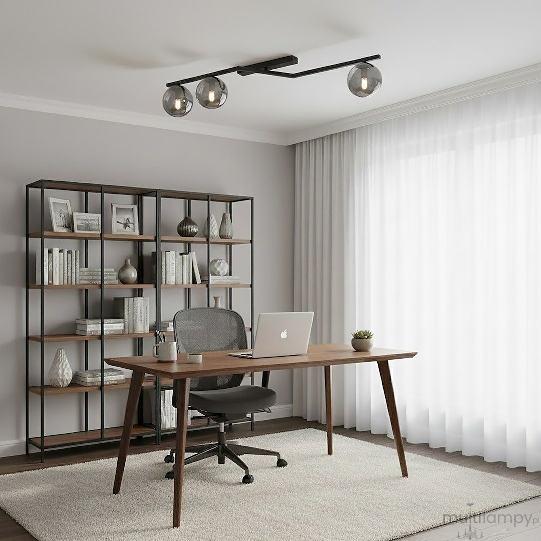 Lampa sufitowa Naton w kolorze czarnym grafitowym, z trzema okrągłymi kloszami, zamontowana na prostokątnej podstawie. Widoczna w jasnym wnętrzu biura z drewnianym biurkiem, krzesłem i regałem. W tle jasne zasłony i naturalne światło.