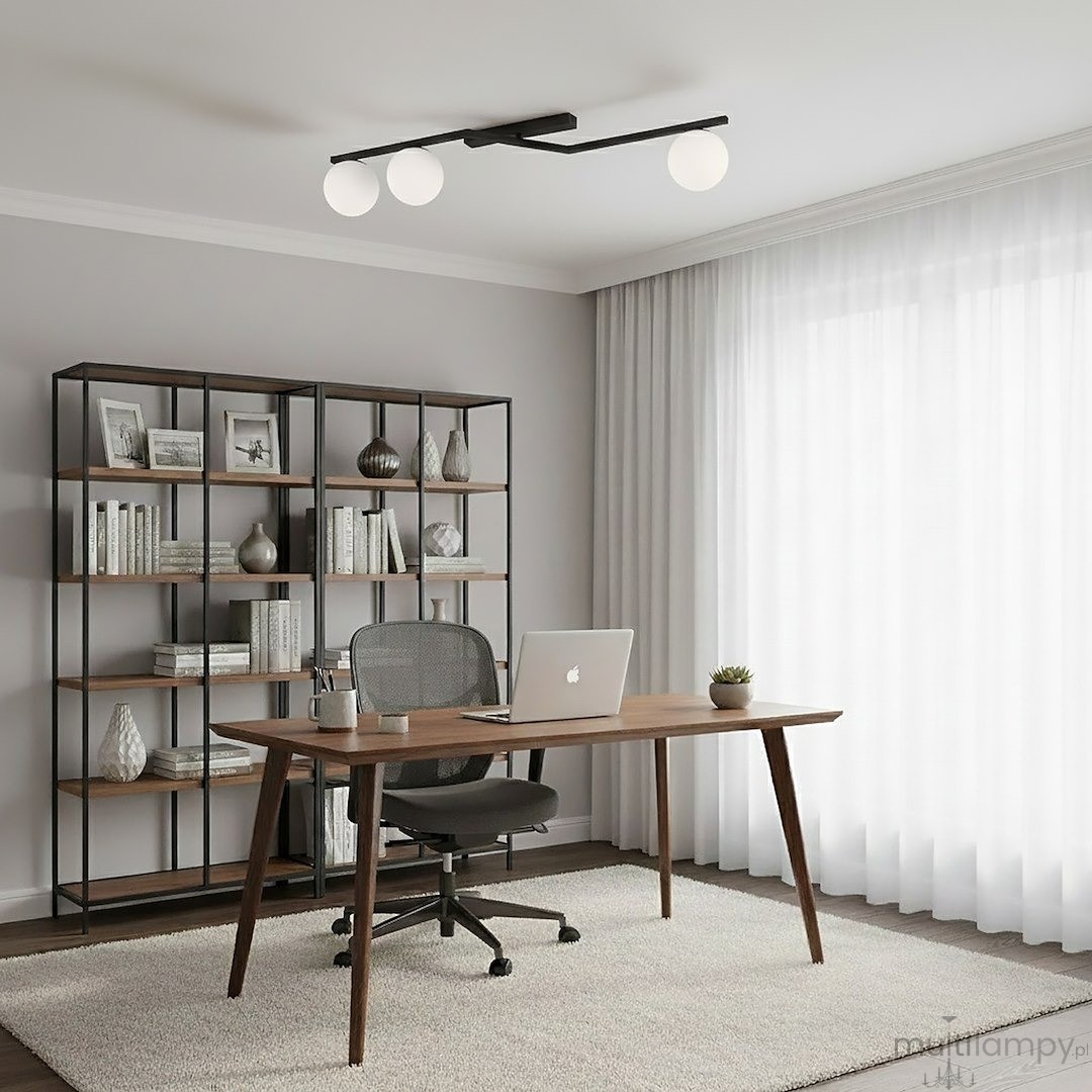 Lampa sufitowa Naton 3xE14 w kolorze czarnym z opalowymi kloszami, zamontowana na suficie. Trzy źródła światła rozmieszczone na prostokątnej ramie. W tle nowoczesne biuro z drewnianym biurkiem, krzesłem oraz regałem.