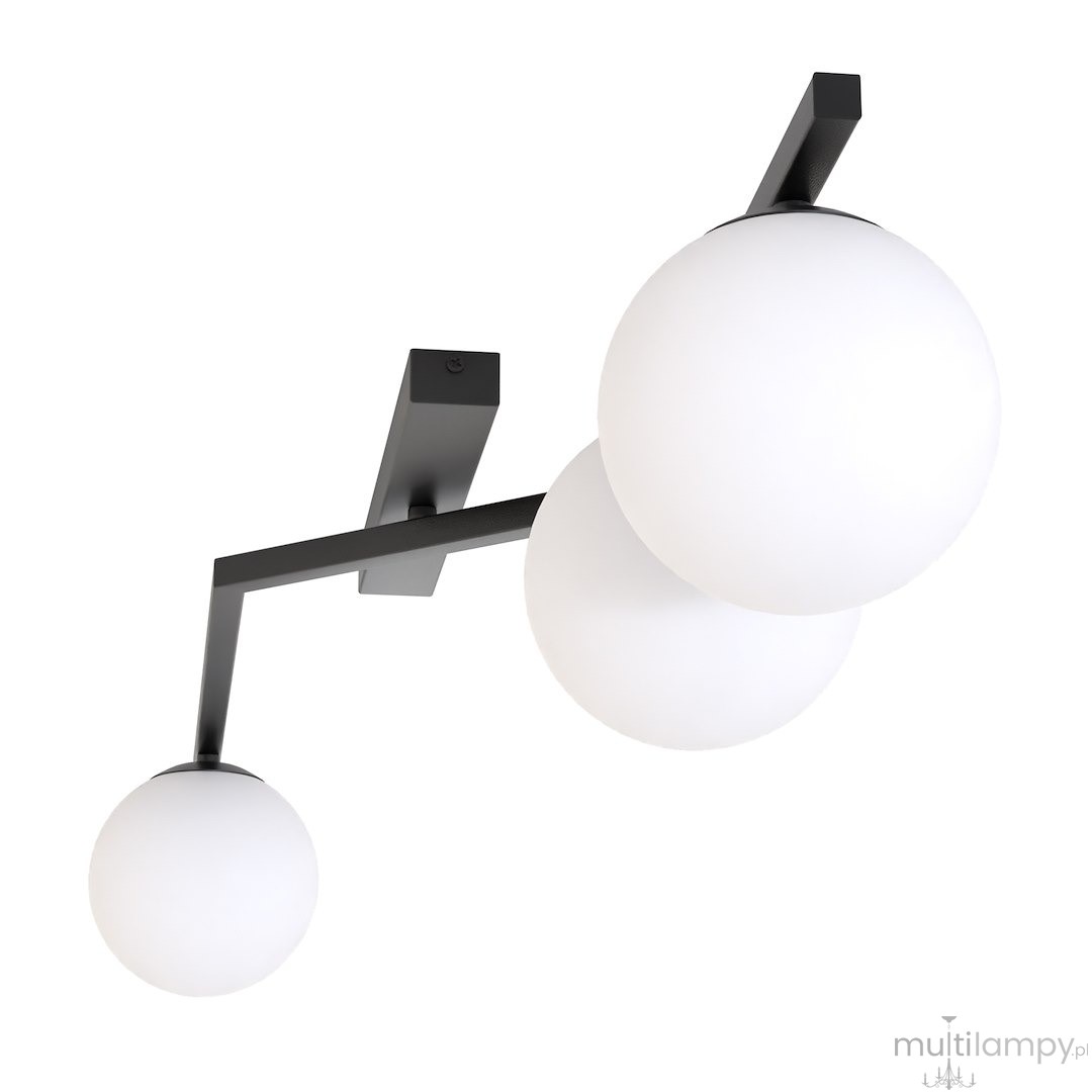 Lampa sufitowa Naton z trzema kulistymi kloszami z opalowego szkła na czarnym, metalowym stelażu. Klosze rozmieszczone na różnych wysokościach, zamontowane na prostokątnej podstawie. Produkt idealny do nowoczesnych wnętrz.
