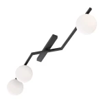Lampa sufitowa Naton z trzema opalowymi kulami, na czarnym, metalowym ramieniu w kształcie zygzaka. Ułożona poziomo, z widocznymi miejscami na źródła światła E14. Prosta, nowoczesna forma, idealna do różnych wnętrz.