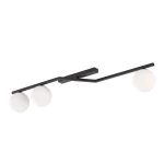 Lampa sufitowa Naton 3xE14 w kolorze czarnym z opalowymi kloszami. Konstrukcja z trzema okrągłymi kloszami, zamontowana na prostokątnej podstawie. Ujęcie z boku, ukazujące elegancki, nowoczesny design lampy.