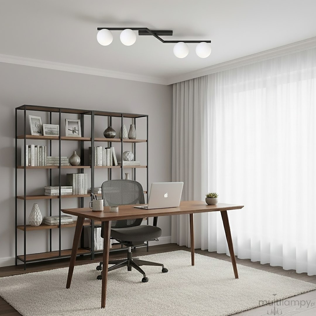 Lampa sufitowa Naton 4xE14 w kolorze czarnym z opalowymi kloszami, zamontowana na suficie w nowoczesnym wnętrzu biurowym. W tle widoczna drewniana biurko z krzesłem i regał z książkami oraz dekoracjami.