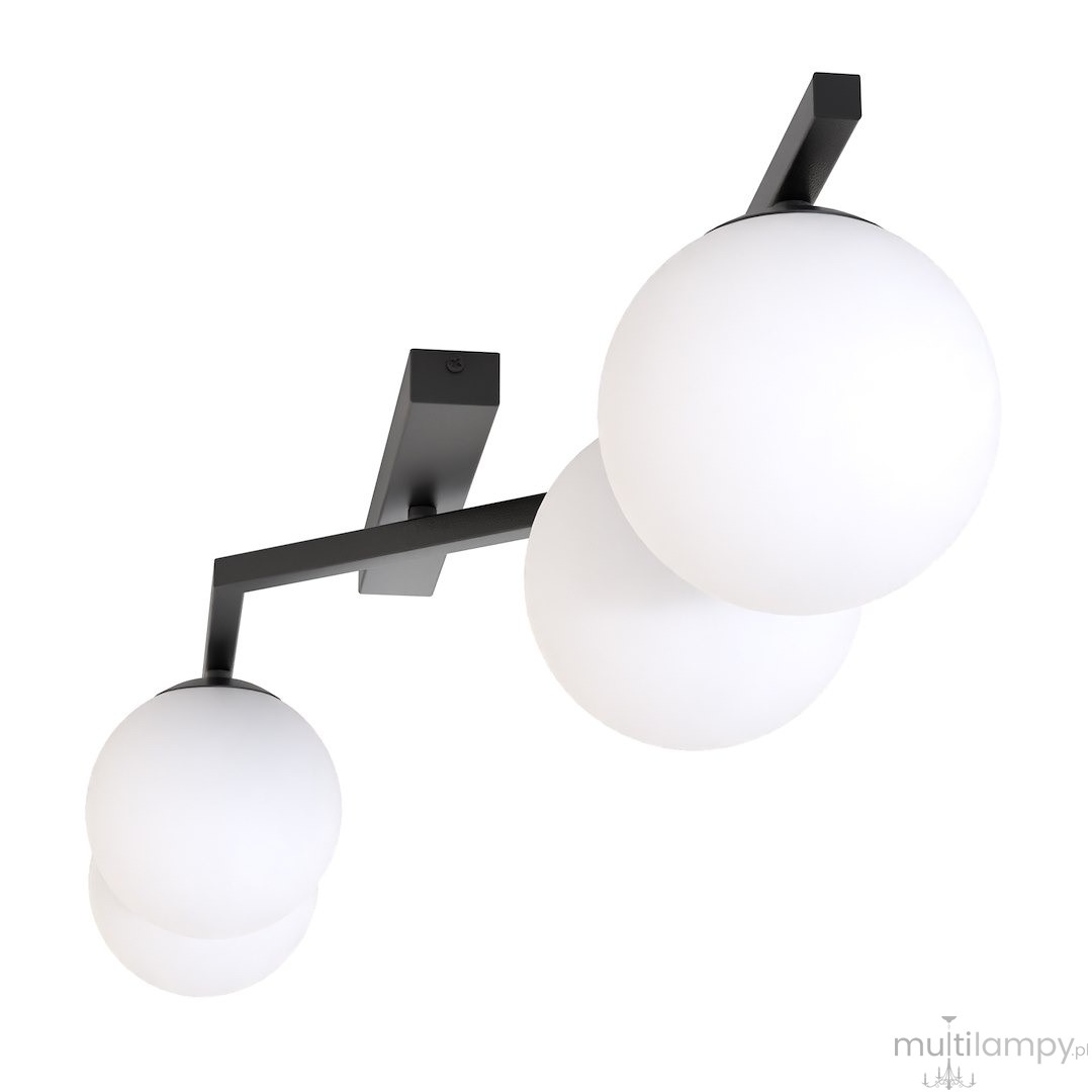Czarna lampa sufitowa Naton z czterema opalowymi kulami. Kule umieszczone są na prostokątnym uchwycie, którego kąt ułożenia pozwala na regulację. Lampa ma nowoczesny design, idealna do wnętrz o minimalistycznym stylu.