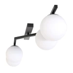 Czarna lampa sufitowa Naton z czterema opalowymi kulami. Kule umieszczone są na prostokątnym uchwycie, którego kąt ułożenia pozwala na regulację. Lampa ma nowoczesny design, idealna do wnętrz o minimalistycznym stylu.