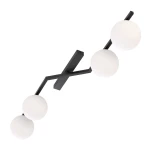 Lampa sufitowa Naton 4xE14 w kolorze czarnym z czterema białymi opalowymi kloszami, zamontowana na czarnej, metalowej konstrukcji w kształcie zygzaka, widoczna z góry. Wymiary i detale konstrukcji nie są określone.