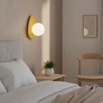 Kinkiet Ovo w kolorze pomarańczowym z białą kulistą lampą, montowany na ścianie. W tle widoczna sypialnia z jasnym łóżkiem, drewnianym stolikiem i rośliną doniczkową. Lampa ma nowoczesny, minimalistyczny design.
