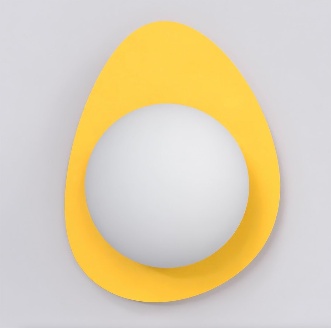 Kinkiet Ovo w kolorze pomarańczowym z oprawką na żarówkę G9. Ma opływowy kształt w stylu jajka, z białą, okrągłą powierzchnią w środku. Zawieszony na jasnym tle, prezentuje nowoczesny i minimalistyczny design.