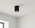 Czarna lampa sufitowa tuba Aqua IP54, zamontowana na białym suficie. Produkt ma cylindryczny kształt i jest przeznaczony do stosowania w łazience, zapewniając odporność na wilgoć. Widoczny jest okrągły klosz emitujący światło.