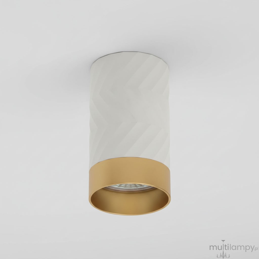 Lampa sufitowa Arras w kształcie tuby, z białym, teksturowanym korpusem i złotym wykończeniem u dołu. Oświetlenie z miejscem na jedną żarówkę GU10, montowane na suficie, widoczne zbliżenie na detal klosza i oprawy. Tło w jasnym odcieniu.