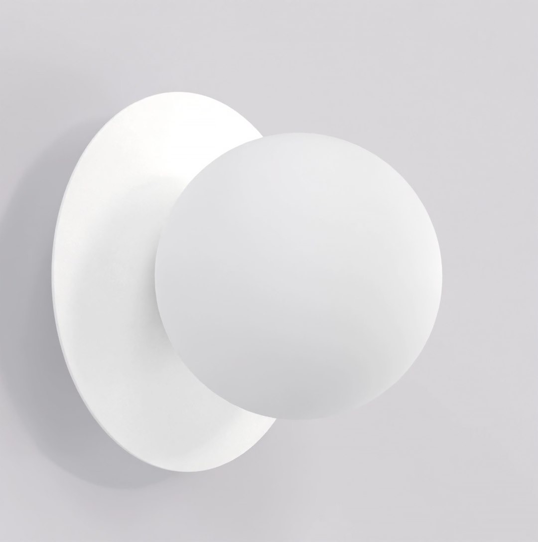 Biały kinkiet Americana 1xG9 z okrągłą, matową kloszową kulą oraz okrągłą podstawą. Produkt zamontowany na ścianie, w prostym, nowoczesnym stylu. Idealny do różnych aranżacji wnętrz.