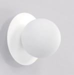 Biały kinkiet Americana 1xG9 z okrągłą, matową kloszową kulą oraz okrągłą podstawą. Produkt zamontowany na ścianie, w prostym, nowoczesnym stylu. Idealny do różnych aranżacji wnętrz.