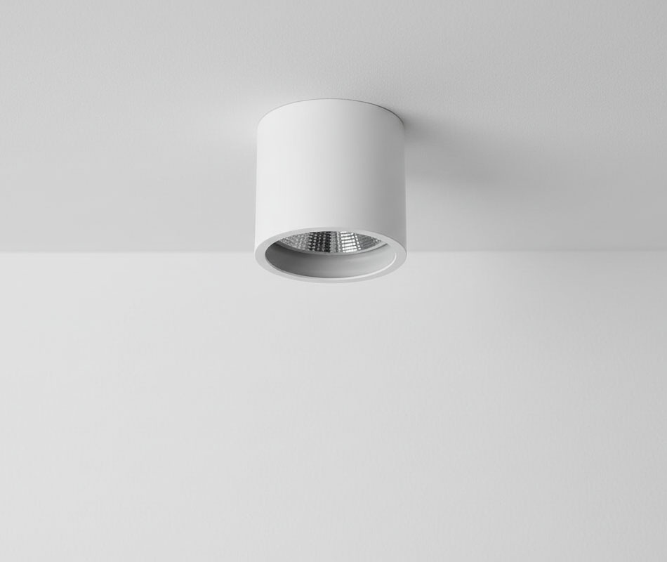 Biała lampa sufitowa tuba Cube z miejscem na żarówkę GU10 AR111, montowana na suficie. Widok z dołu, ukazujący cylindryczny kształt i wewnętrzną strukturę reflektora. Idealna do oświetlenia wnętrz w stylu minimalistycznym.