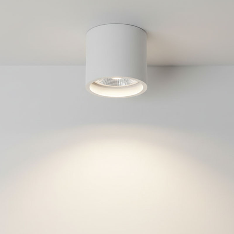 Lampa sufitowa tuba Cube w kolorze białym, montowana na suficie. Wyposażona w jeden gwint GU10, IP44. Światło skierowane w dół, wytwarza delikatną iluminację. Kształt cylindryczny, minimalistyczny design.