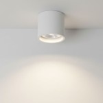 Lampa sufitowa tuba Cube w kolorze białym, montowana na suficie. Wyposażona w jeden gwint GU10, IP44. Światło skierowane w dół, wytwarza delikatną iluminację. Kształt cylindryczny, minimalistyczny design.