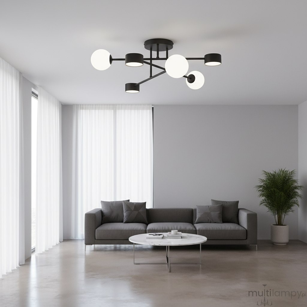 Holon lampa sufitowa w kolorze czarnym z sześcioma punktami świetlnymi G9/GX53, zamontowana na suficie. Lampa ma nowoczesny, minimalistyczny design, z okrągłymi kloszami w białym kolorze, w otoczeniu jasnych zasłon i szarego sofy.
