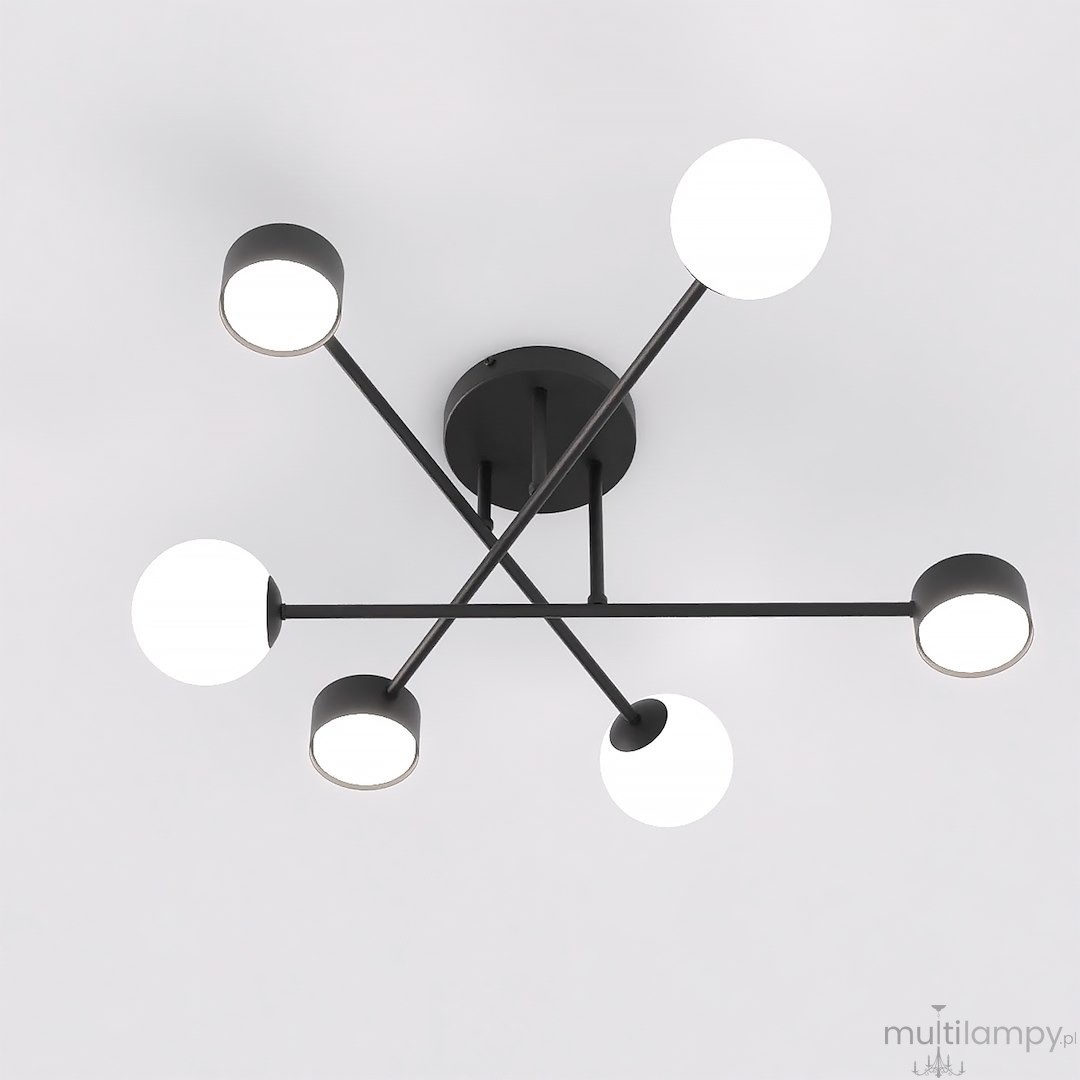 Lampa sufitowa Holon w kolorze czarnym, z sześcioma punktami świetlnymi na ramionach. Kształt geometryczny z białymi okrągłymi abażurami. Montaż na suficie, widok z dołu.