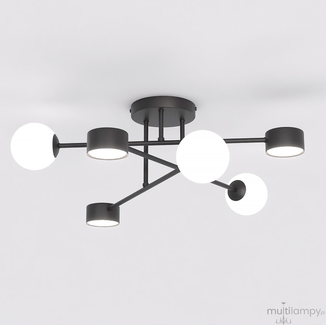 Lampa sufitowa Holon w kolorze czarnym z sześcioma źródłami światła G9/GX53. Posiada geometryczny kształt z trzema białymi kulami i trzema cylindrycznymi kloszami, zamontowana na okrągłej podstawie. Ujęcie z dołu, na jasnym tle.
