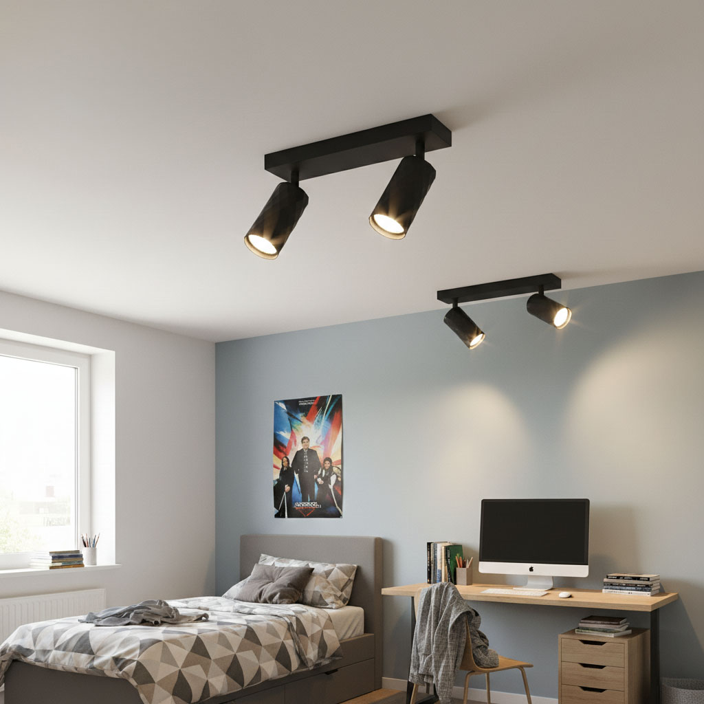 Czarna lampa sufitowa typu spot z dwoma oprawami GU10, zamontowana na suficie. Widoczne reflektory skierowane w różne strony, umieszczone w nowoczesnym wnętrzu z biurkiem, łóżkiem i dekoracjami na ścianie.