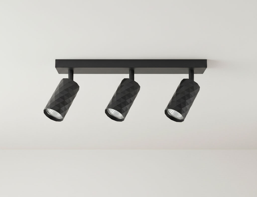 Czarna lampa sufitowa Glamour z trzema reflektorami GU10, umieszczona na prostokątnej podstawie. Reflektory mają diamentową fakturę i są skierowane w dół, tworząc nowoczesny akcent oświetleniowy.