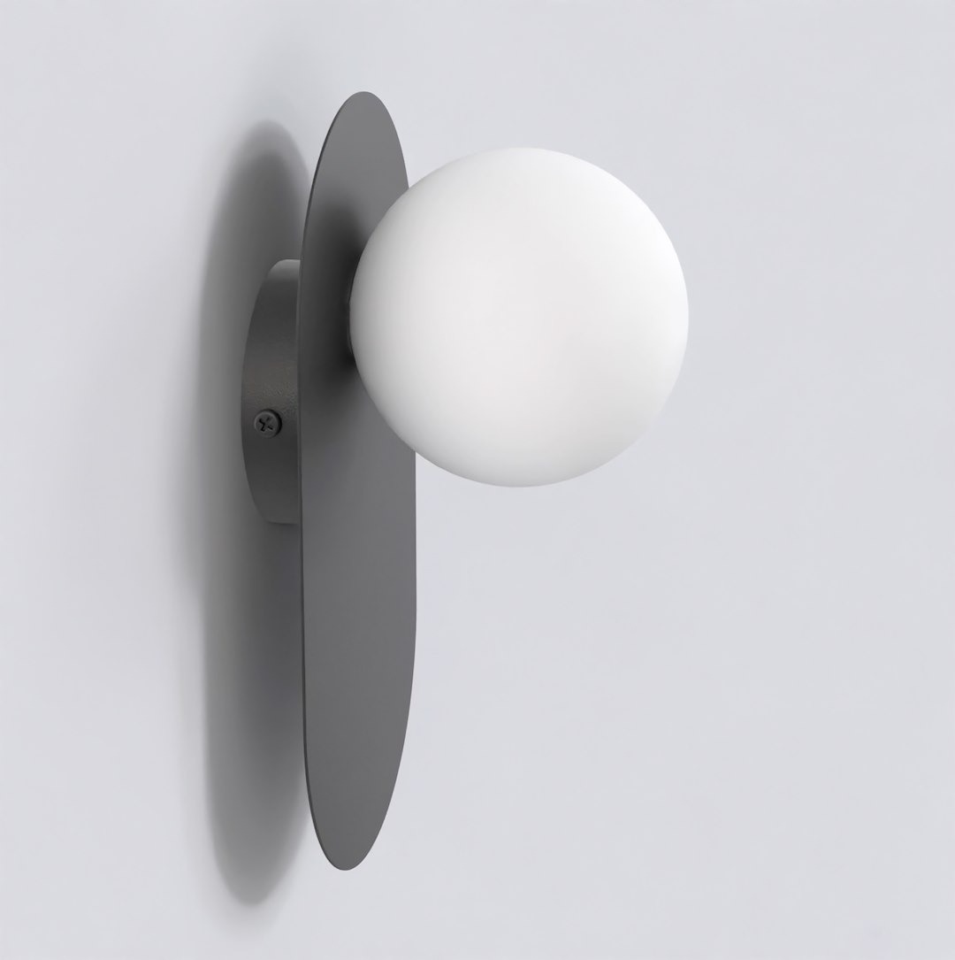 Kinkiet Viva 1xG9 w kolorze czarnym, z okrągłą, białą żarówką, zamontowany na ścianie. Posiada prostokątną, matową podstawę oraz minimalistyczny design, idealny do nowoczesnych wnętrz.