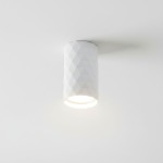 Biała lampa sufitowa tuba GU10 z teksturowaną, diamentową powierzchnią. Ujęcie z dołu, lampa zamontowana na suficie, emitująca jasne światło. Prosty, nowoczesny design, idealna do różnorodnych aranżacji wnętrz.