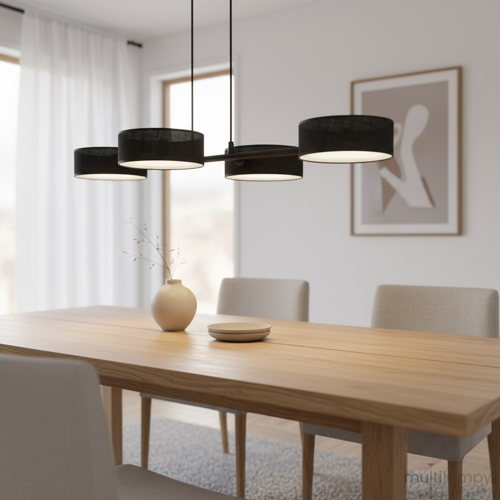 Lampa wisząca Drumz 4xE14 w kolorze czarnym, z czterema okrągłymi kloszami, zawieszona nad drewnianym stołem w jasnym wnętrzu. Widoczna dekoracyjna wazka i talerz na stole. Tło z oknami i zasłonami.