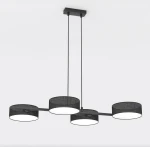 Lampa wisząca Drumz 4xE14 w kolorze czarnym z czterema okrągłymi kloszami z materiału, zawieszona na dwóch cienkich linkach. Klosze mają białe, okrągłe źródła światła, montowane na prostokątnej podsufitce.
