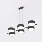 Lampa wisząca Drumz w kolorze czarnym z sześcioma oprawami E14. Okrągłe klosze z białym wnętrzem, zawieszone na cienkich linkach, zamocowane do prostokątnej podstawy. Prosty, nowoczesny design, idealna do różnych wnętrz.