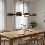 Lampa wisząca Drumz w brązowym kolorze, z sześcioma oprawami na żarówki E14. Zawieszona nad drewnianym stołem w jasnym wnętrzu, z roślinnością w tle. Okrągłe klosze z materiału, minimalistyczny design, harmonizujący z nowoczesnym stylem.