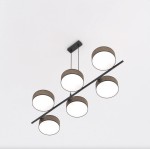 Lampa wisząca Drumz 6xE14 w brązowych oprawach z białymi kloszami, zawieszona na czarnym stelażu. Wyposażona w sześć źródeł światła, zamontowana do sufitu, w układzie poziomym. Prosta forma, nowoczesny design.